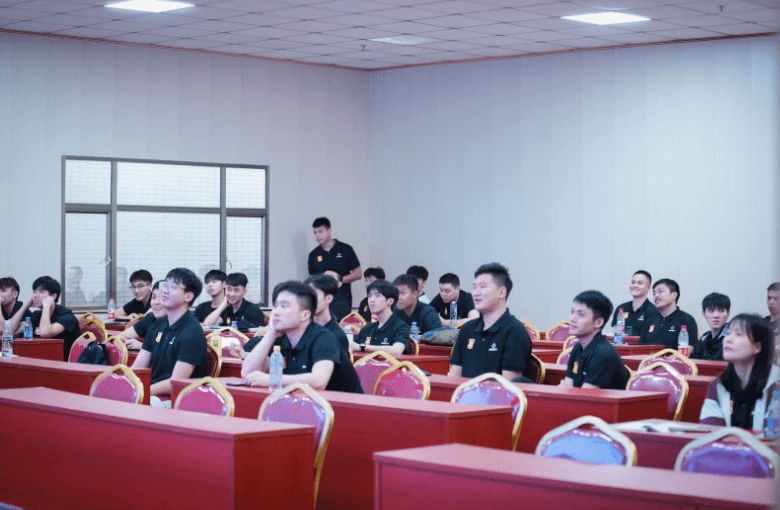 老年人打篮球时应如何进行适当的力量训练?_2